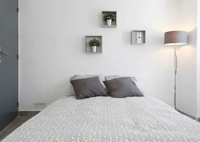 GregBnb - Studio Terrasse - PARKING INCLUS - CLIMATISÉ - 15min Gare